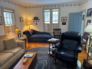 Télévision, cheminée, livres, chaîne hi-fi