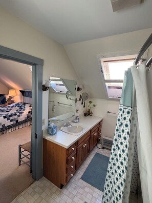 Hair dryer, towels, soap, toilet paper - Charming Rockport, Maine 3BR – Walk to Picturesque Harbor & Downtown (Rockport)