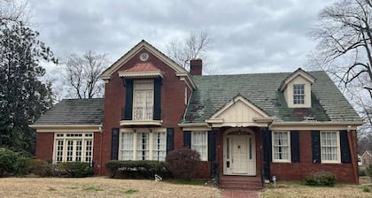 Charming, Sunny Studio Cottage walking distance to Downtown!