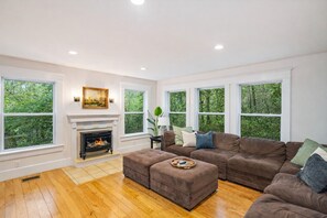 Smart TV, fireplace - Hillside Retreat - Charming Hocking Hills Home - 5BA, 4BD, 7 mi to Trails (Laurelville)