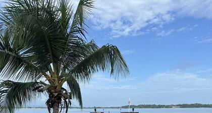 Casa Blanca- Ocean view, couples & family friendly