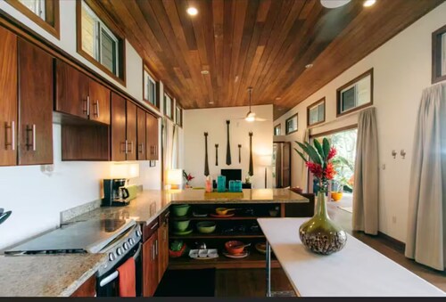 Casa Blanca- Ocean view, couples & family friendly