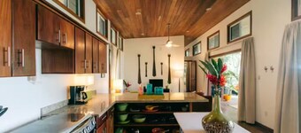 Casa Blanca- Ocean view, couples & family friendly