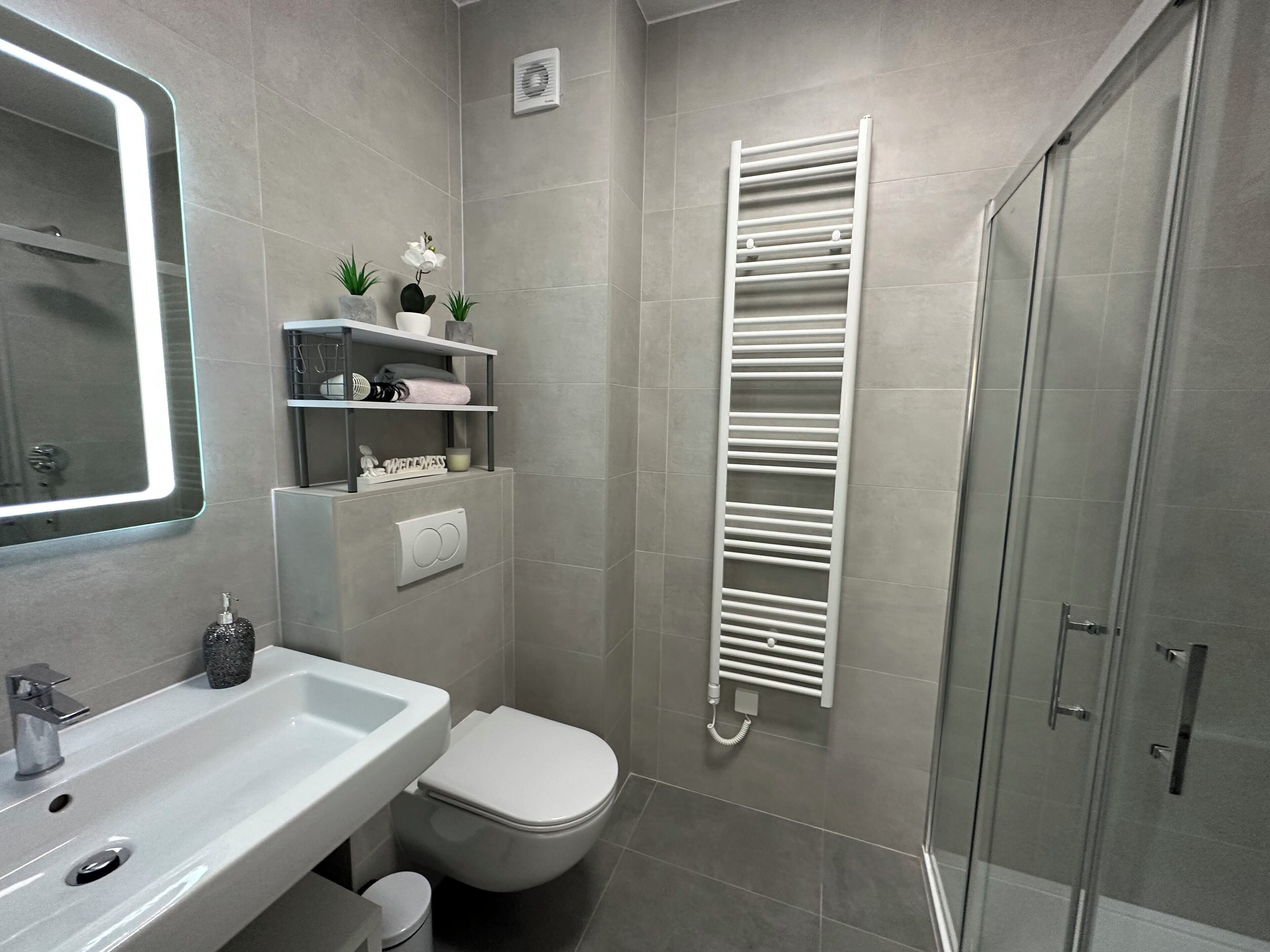 Douche, sèche-cheveux, serviettes fournies, savon