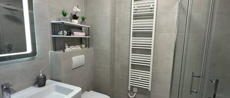 Douche, sĂšche-cheveux, serviettes fournies, savon