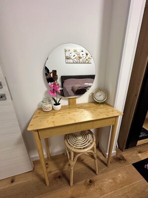 2 habitaciones, tabla de planchar con plancha, wifi y ropa de cama