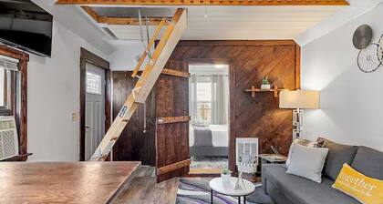 10 Min Walk to Lake w/Private HOT TUB & patio!