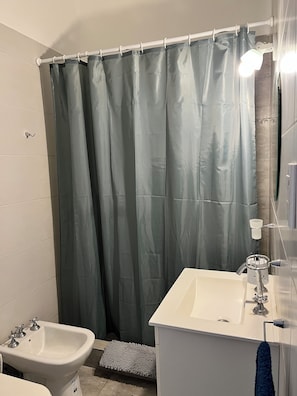 Ducha, bidet, jabón, papel higiénico