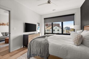 2 bedrooms, iron/ironing board, travel crib, free WiFi - Urban Cowboy: Lux Condo w/ Pool & Parking by Vandy (Nashville)