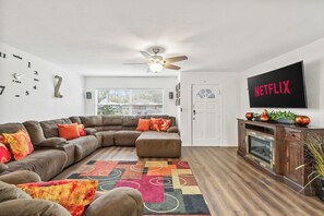 Living area - Relaxing Tampa Retreat w/Pool, Fire Pit & GameRoom (Tampa)