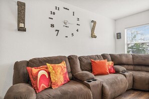 Living area - Relaxing Tampa Retreat w/Pool, Fire Pit & GameRoom (Tampa)