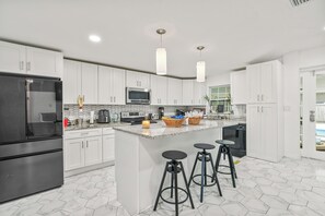 Private kitchen - Relaxing Tampa Retreat w/Pool, Fire Pit & GameRoom (Tampa)