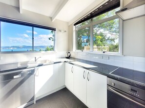 Microwave, oven, stovetop, dishwasher - Hosts on the Coast Views to Shakespeare (Whitianga)