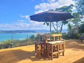 Outdoor dining - Hosts on the Coast Views to Shakespeare (Whitianga)