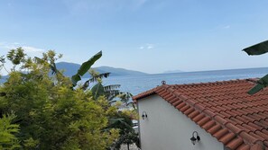 Classic Room, Beach View | Servicio de comidas en la habitación