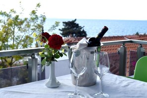 Deluxe kamer, uitzicht op het strand | Woonruimte