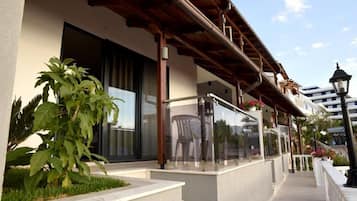 Deluxe Double or Twin Room, Sea View | Living area