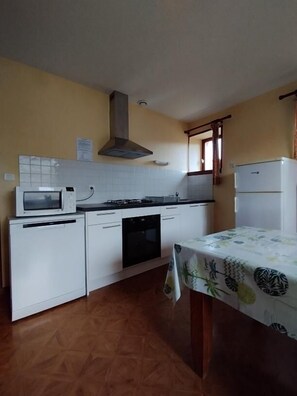 Kylskåp, mikrovågsugn, ugn och diskmaskin