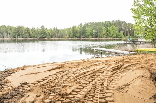Charming cottage In The Heart of Sugar Camp on Bass Lake - No Cleaning Fee!
