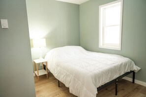 1 bedroom, free WiFi, bed sheets - Charming cottage In The Heart of Sugar Camp on Bass Lake - No Cleaning Fee! (Rhinelander)