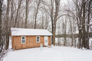 Exterior - Charming cottage In The Heart of Sugar Camp on Bass Lake - No Cleaning Fee! (Rhinelander)
