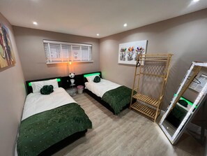2 bedrooms, iron/ironing board, travel crib, WiFi - Premier inn mattress SKYsports & Netflix sleeps 6 (Middleton)