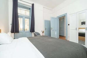 2 habitaciones, tabla de planchar con plancha, wifi y ropa de cama