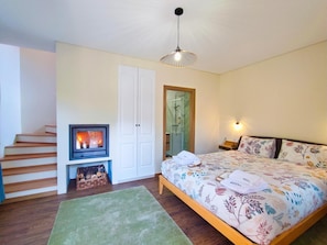 2 bedrooms, internet, bed sheets