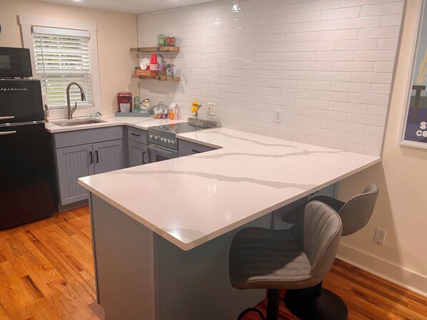 Réfrigérateur, micro-ondes, four, plaque de cuisson