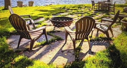 Charming lakeshore cottage in Ely. The perfect family or couples getaway.