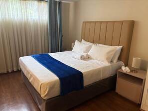 6 bedrooms, iron/ironing board, WiFi, bed sheets - Mabel's @ 54 Broadlands (Harare)