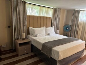6 quartos, ferros/tábuas de passar roupa, Wi-Fi, roupa de cama