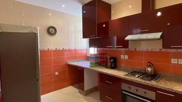 雪櫃、微波爐、焗爐、爐具