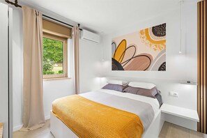 4 bedrooms, iron/ironing board, free WiFi, bed sheets