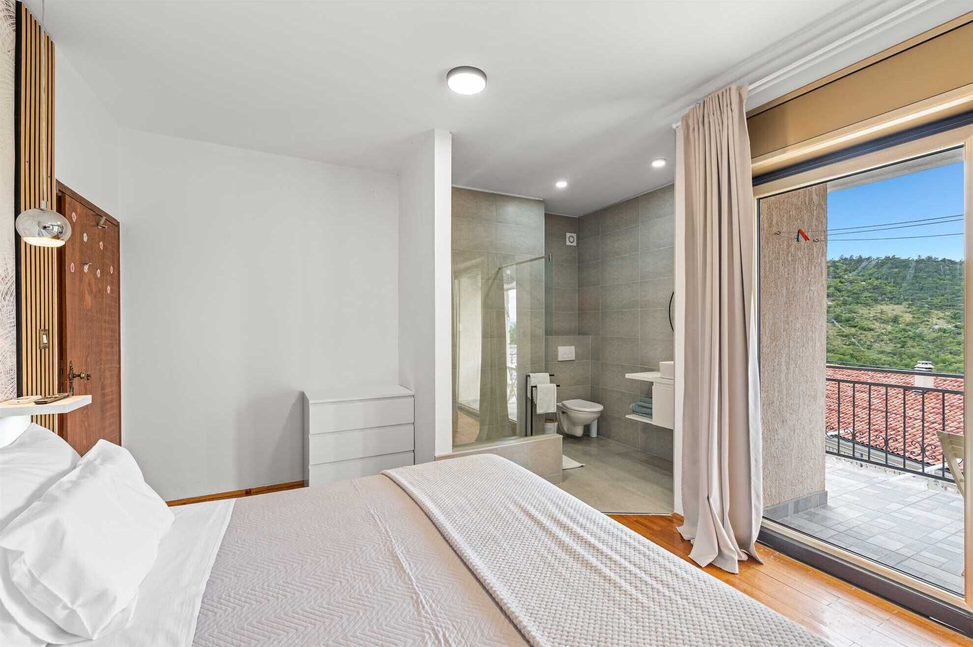 4 bedrooms, iron/ironing board, free WiFi, bed sheets