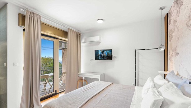 4 bedrooms, iron/ironing board, WiFi (free), bed sheets