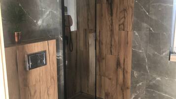 Comfort Chalet | Bathroom | Hair dryer, towels, soap, toilet paper