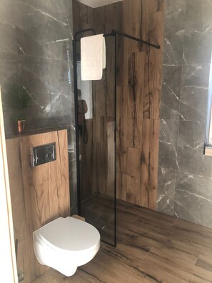 Chalet Comfort | Bagno | Asciugacapelli, asciugamani, sapone, carta igienica