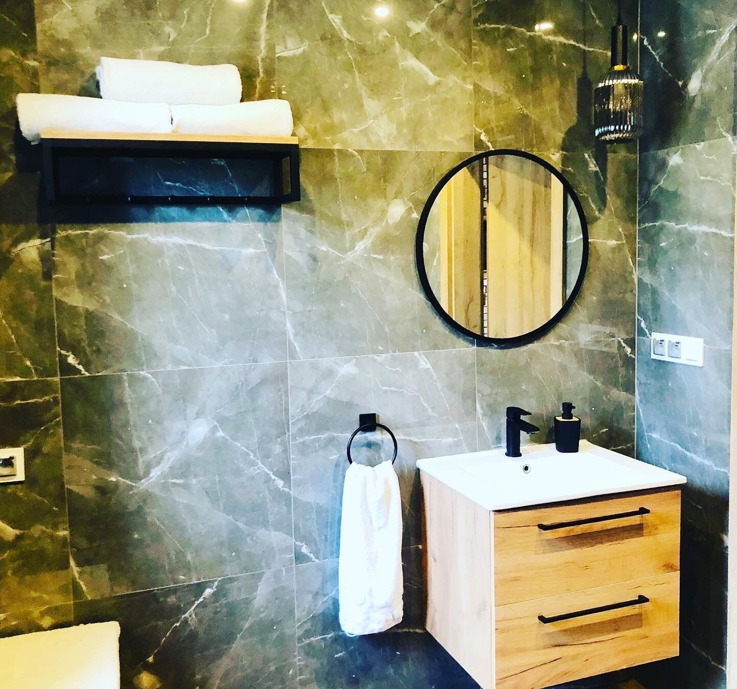 Comfort Chalet | Bathroom | Hair dryer, towels, soap, toilet paper