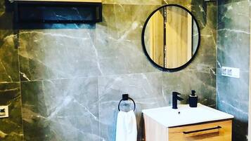 Comfort Chalet | Bathroom | Hair dryer, towels, soap, toilet paper