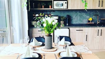 Comfort Chalet | Private kitchen | Fridge, microwave, stovetop, electric kettle