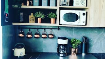 Comfort Chalet | Private kitchen | Fridge, microwave, stovetop, electric kettle
