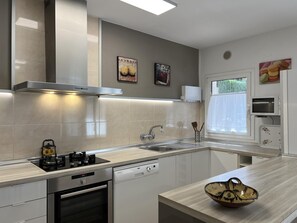 Jääkaappi, mikroaaltouuni, uuni, astianpesukone