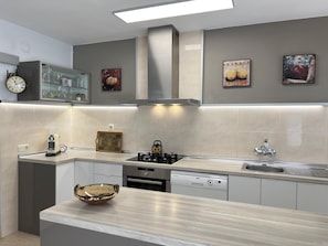 Frigorifero, microonde, forno, lavastoviglie