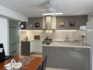 Jääkaappi, mikroaaltouuni, uuni, astianpesukone