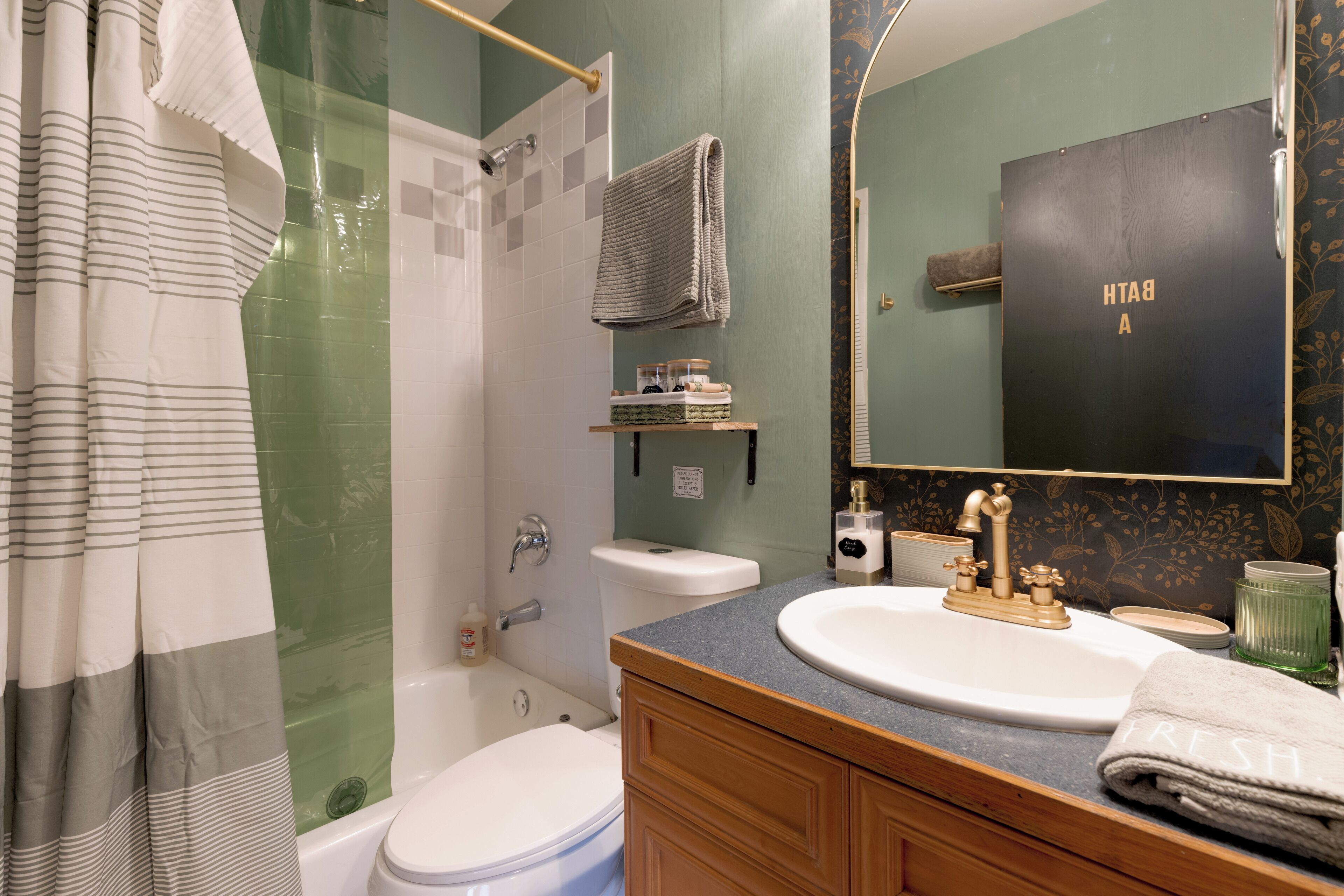 Une salle de bain équipée d’une douche, de toilettes, d’un lavabo et d’un meuble-lavabo.