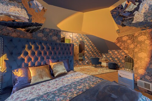 LUXE Vintage Loft, 10min to Downtown, Retro Movie Theatre - 15% Discount Applied