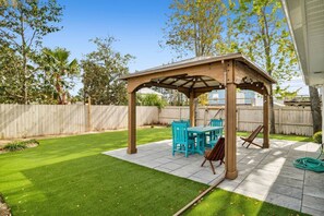 Outdoor dining - 5 Min Stroll to Beach in PCB: Gm Rm+Put Grn+Yard! (Panama City Beach)