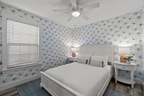 3 bedrooms, iron/ironing board, WiFi, bed sheets - 5 Min Stroll to Beach in PCB: Gm Rm+Put Grn+Yard! (Panama City Beach)