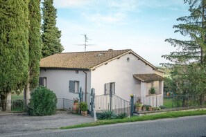 Exterior - Tipico casale toscano immerso nel verde della Valtiberina vicino ad Anghiari (Toscana)